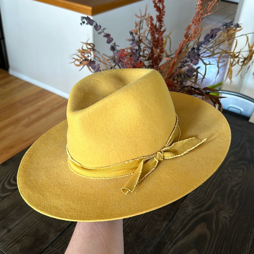 100% wool hat in yellow color, Olive & Pique brand